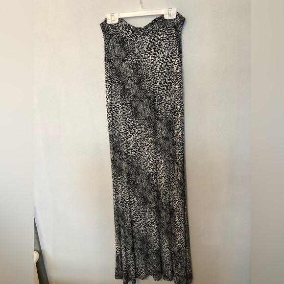 Black and white Maxi dress. Size S. Very soft and comfortable. Barely worn. - Picture 4 of 7